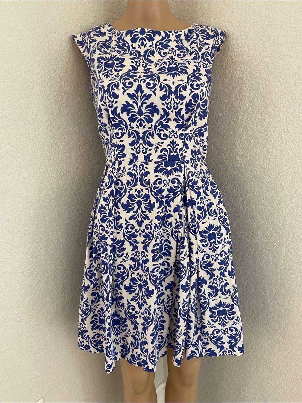 VTGE Closet White and Blue Patterned dress with 2 side pockets sz 10